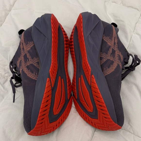 Women’s Asics Like New 10 - Picture 2 of 3